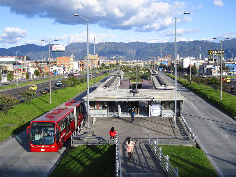 Haltestelle Estación Mundo Aventura mit Gelenkbus und exklusiven Fahrspuren